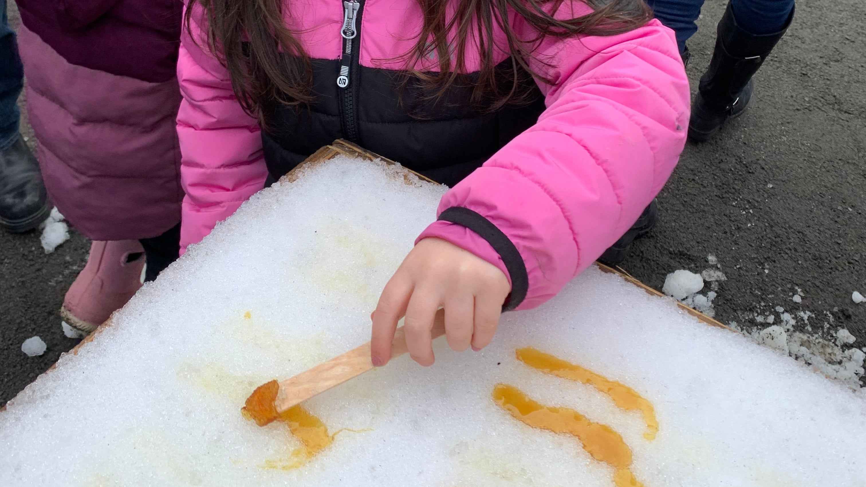 La Tire d'Érable sur la Neige : Un Incontournable dans les Écoles et Garderies !