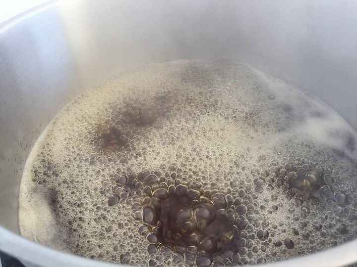 Bouillir le sirop erable pour tire sur la neige